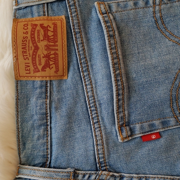 Women's Levi's® High Rise Frayed Hem Jean Shorts Size 32 - Picture 8 of 11